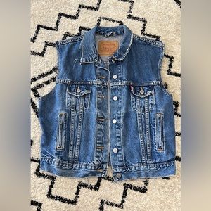 EUC ladies size large Levi’s jean vest.